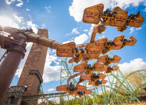 Die Gondeln der Attraktion KÄRNAPULTEN von unten. Im Hintergrund der Schwur des KÄRNAN.