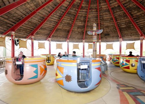 Je drei Tassen auf einer Platte. Diese Tasse sind bunt bemalt sind Teil der Attraktion Pow Wow.