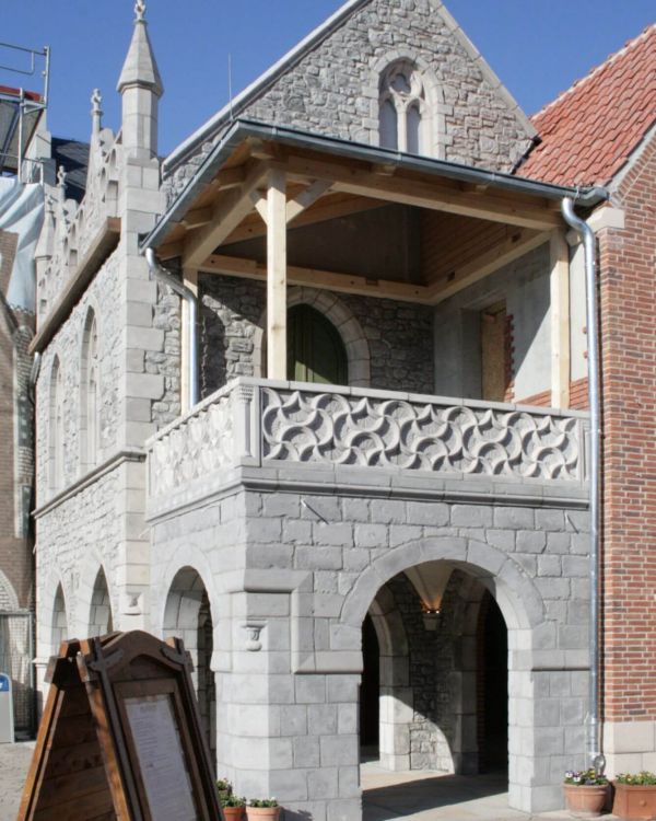 Das Rathaus von Goslar. Es ist ein Eckgebäude. Ein grau gehaltenes Gebäude mit einem Balkon.
