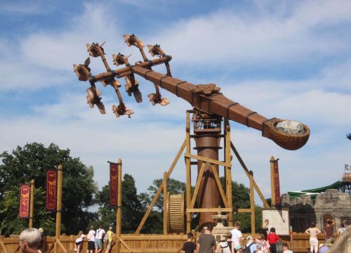 Die Attraktion KÄRNAPULTEN mit einem Gegengewichtsstein und auf der anderen Seite mehrere Gondeln.