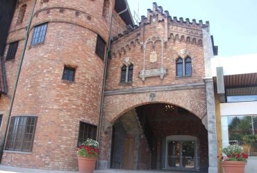 Das Krakauer Czaroryski-Museum hat im Giebel verzierte Fenster und eine Schmuck Rahmen.