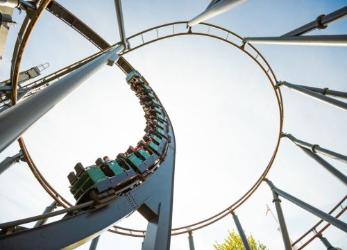 Die Achterbahn Nessie fährt hoch in den Looping. Umliegend die Schienen des Royal Scotsman.