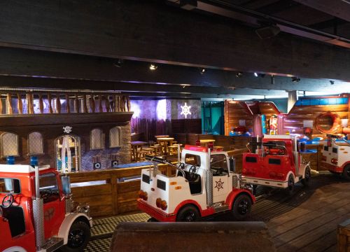 Ein Schiff aus Holz zum Klettern. Ein Schiff aus Luft zum Klettern. Eine Bahn mit Feuerwehrautos.