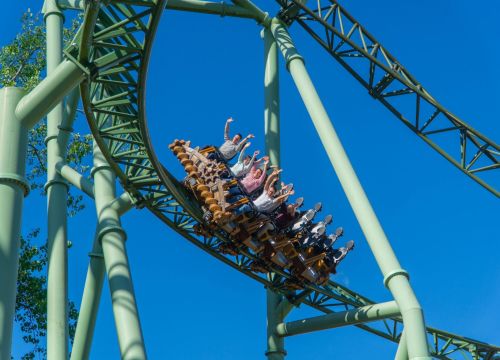 Wagen auf der Strecke in Kurvenlage