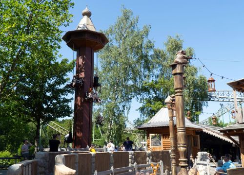 Am Turm vom Peterhof ziehen sich die Gäste am Seil hoch. Sie sind alle auf unterschiedlichen Höhen.