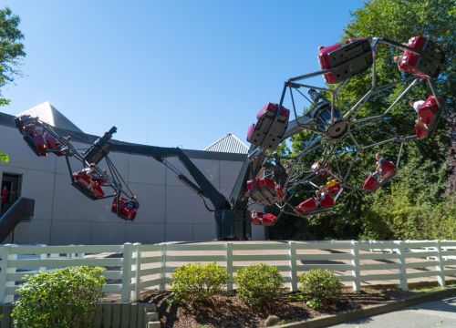 Die Attraktion Wellenreiter lässt die Gondeln an den Armen rotieren und die Arme rotieren auch.
