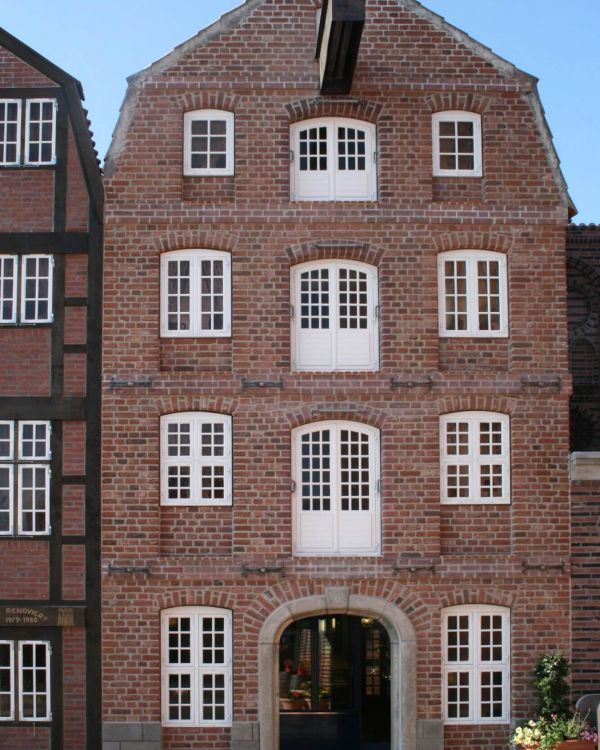 Der Bardowicker Speicher aus Hamburg von vorne. Er hat weiße Tür- und Fensterläden.