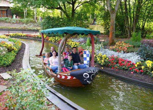 Eine Familie genießt gemeinsam die prächtige Blüte der Blumen der Attraktion Blumenmeer-Bootsfahrt.
