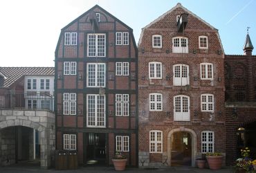 Die Speicherhäuser von vorne. Beide haben einen Giebelkran.