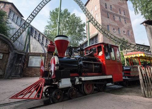 Der HANSA-PARK-Express überquert den Weg zum Eingang der Attraktion Flucht von Novgorod.