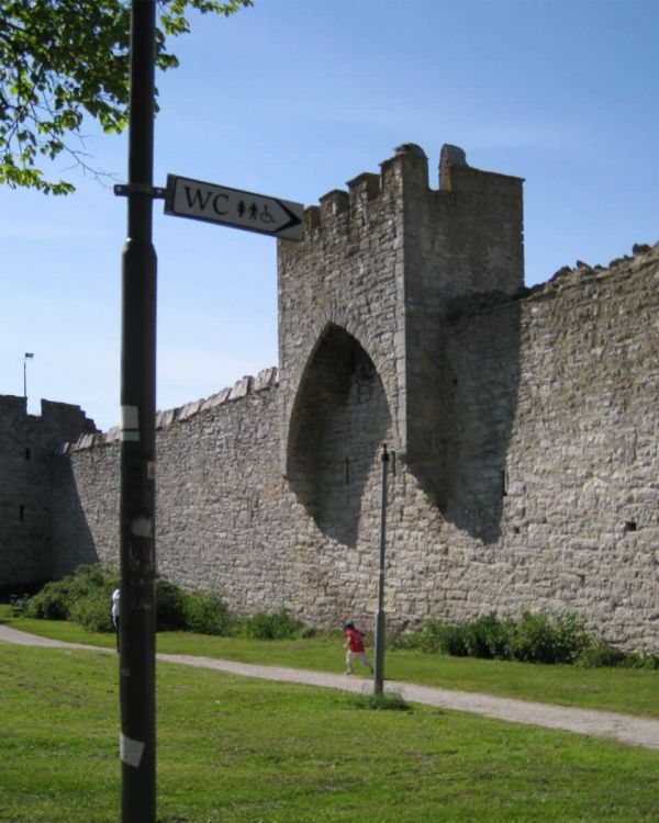 Die Originale Stadtmauer von Visby. Sie hat Türme in regelmäßigen Abständen.