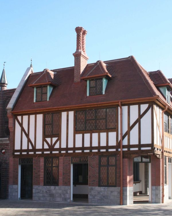 Das Gebäude The Tankard aus London von der rechten Seite. Es hat zwei Gauben im Dach pro Seite.