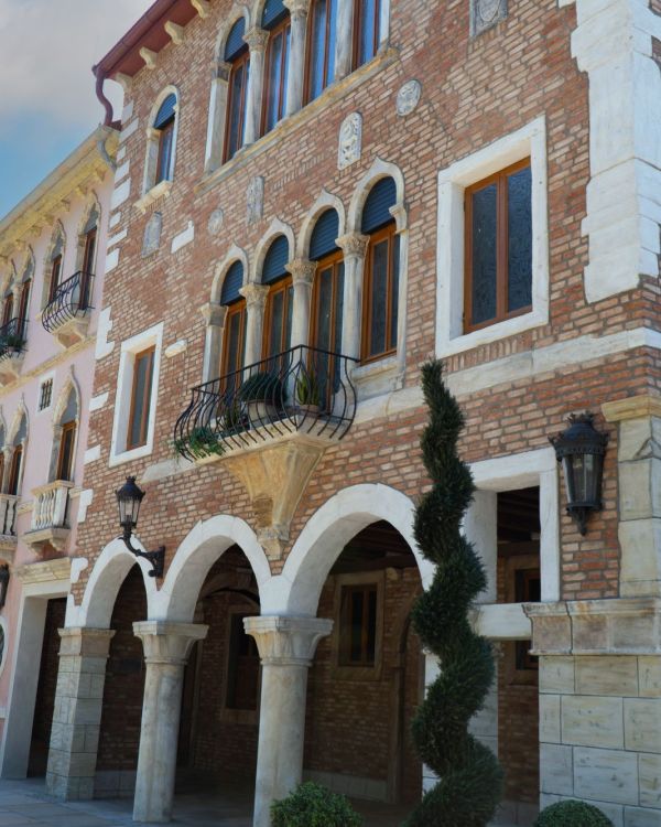 An der Ecke der Arkaden befindet sich der venezianische Palazzo Falier.