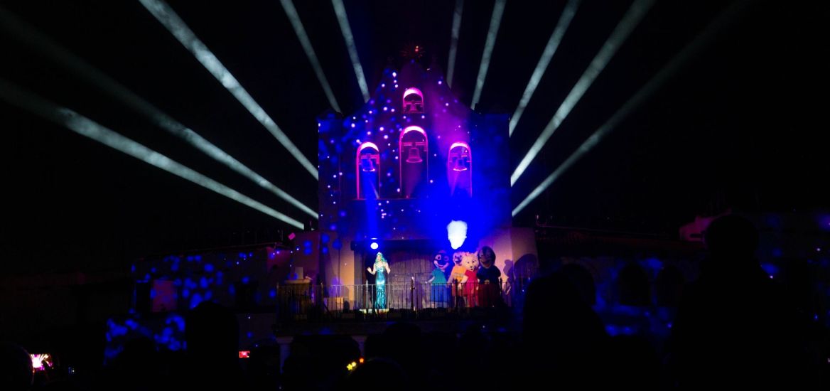 Die Abendshow des HANSA-PARKs am Herbstzauber am Meer. Die Meerjungfrau Adrienne auf der Bühne.
