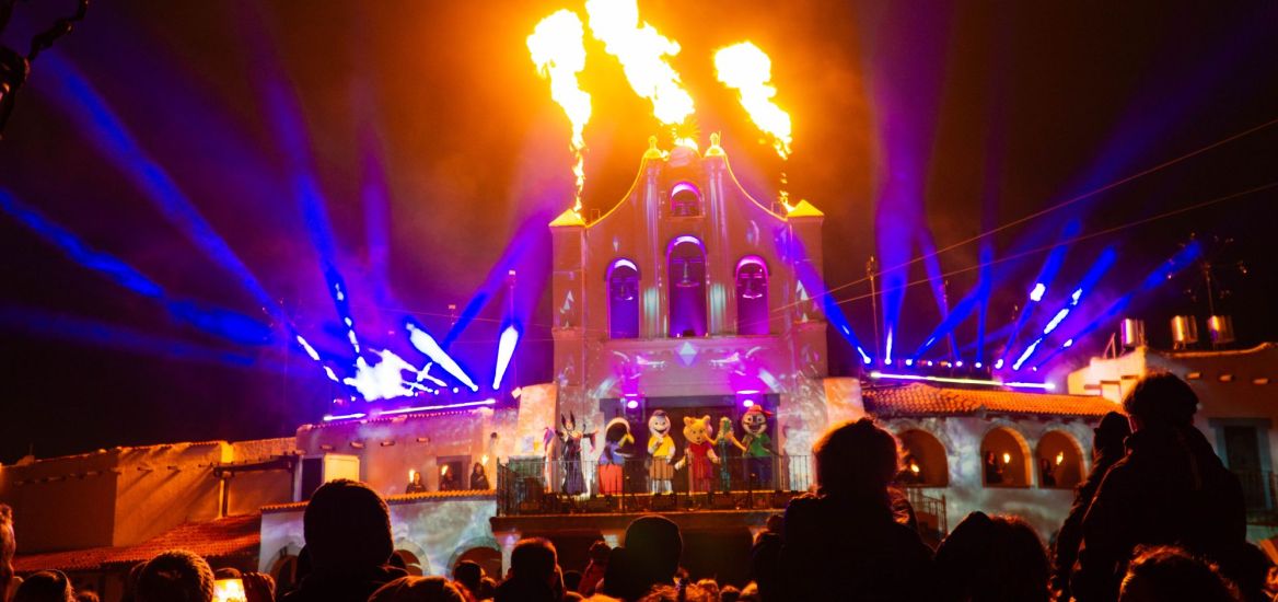 Die Abendshow des HANSA-PARKs am Herbstzauber am Meer. Feuereffekte machen die Show spektakulär.