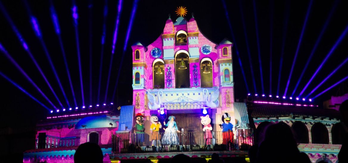 Die Abendshow des HANSA-PARKs am Herbstzauber am Meer. Maskottchen und Gute Fee auf der Bühne.