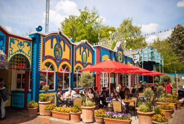 Auf der Terrasse vom Restaurant L’Artista sitzen Gäste und essen die Speisen des Restaurants.