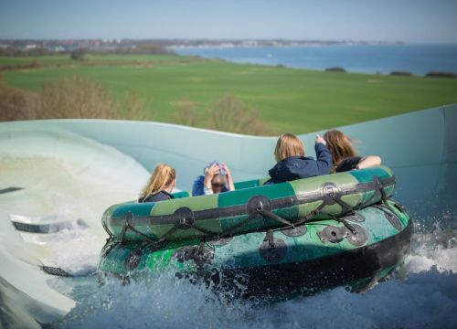 Ein Boote der Attraktion Störtebekers Kaperfahrt in der Rutsche direkt bei der Ausfahrt beim Tunnel.