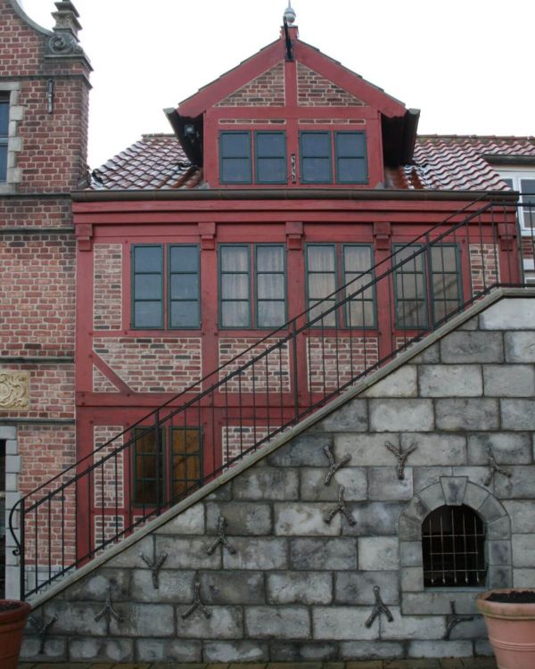 Das Gebäude der Kramer Amtsstuben aus Hamburg. Davor ist eine Treppe aus grauem Stein.