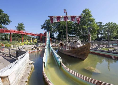 Wikinger-Schiff Viking Odin ist zwischen zwei Teilen der Fahrrinne der Sturmfahrt der Drachenboote.