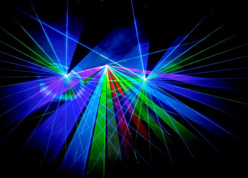Laser formieren sich im Kreis in Blau und Grün