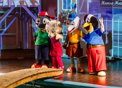 4 HANSA-PARK-Maskottchen stehen auf der Bühne und wollen über einen Steg gehen