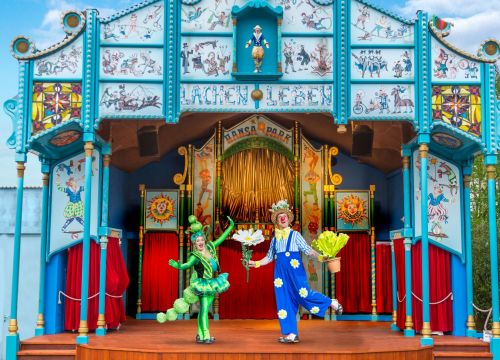 Unsere Clowns, das Dup Kolobov posiert auf unserer Freilichtbühne