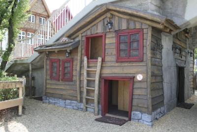 Ein Haus unter der Treppe des Vorplatz. Auf dem Trollspielplatz kann man oben und unten klettern.