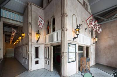 Das Spielhaus Fondaco die Tedeschi in Form einer Festung. Mit Lampen und Fahnen versehen.