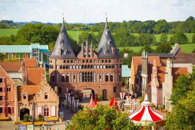 Der Eingangsbereich des HANSA-PARKS. Die Arcaden links und rechts im Eingangsbereich.