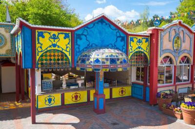 Von außen ist der Kiosk Kleiner Zar bunt. Mit dem langen Tresen bietet er viel Platz für Leckereien.