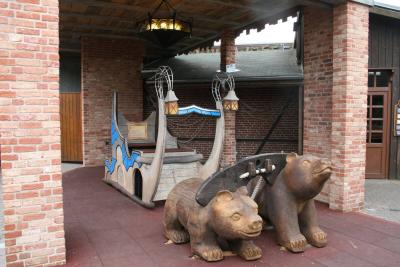 Der Bärenschlitten von seitlich von vorne. Im Schlitten ist ein kleines Loch zum reinkriechen.