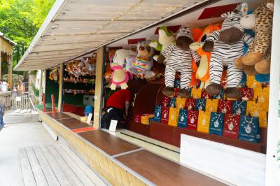 Das Angebot des Standes Dosenwerfen und Tütenangeln ist lockend. Aber es gibt viele Kuscheltiere.