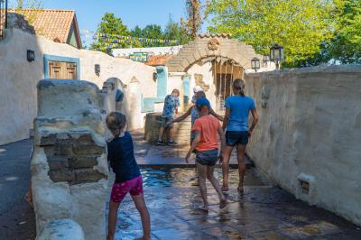 Kinder auf dem Pfad Camino del Mar. Sie sind an unterschiedlichen Stationen des Pfades.