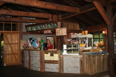 Der Tresen des Ride-Shop der Wildwasserfahrt. Neben Ride-Fotos, Popcorn gibt es noch vieles mehr.