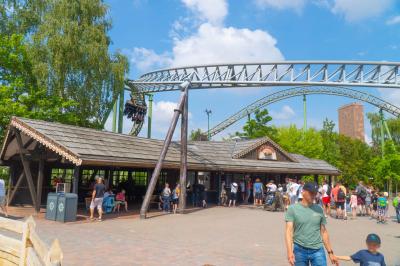 Der Kiosk im Peterhof mit Warteschlage von außen. Der Wagen der Flucht von Novgorod fährt.