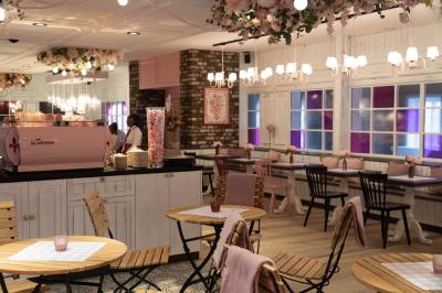 Bereich der Gartentische mittig. Die Zweier-Tische rechts. Die rosafarbenen Siebdruckmaschine links.