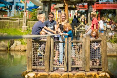 Das volle Floß der Floßfahrt Störtebekers Kaperfahrt auf dem Weg zum Ausstiegspunkt.
