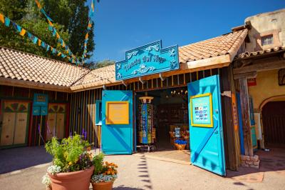 Die Tienda del Mar von außen. Die Türen stehen offen. An der rechten Tür ist eine Tafel mit Eis.