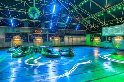 Die Autos der Attraktion Space-Race fahren schnell von einem Planeten zum anderen.