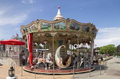 Das HANSE-Karussell von außen. Es hat bunte Bilder oben am Rahmen und verschiedene Figuren.