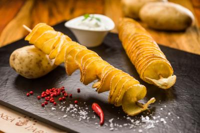 Die Kartoffel-Twister des Kiosks am HANSE-Flieger. Roter Pfeffer, Salz und Chili liegen daneben.