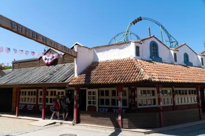 Das Gebäude der Gamble Hall von vorne. Im Hintergrund die Schiene des Schwur des KÄRNANs.