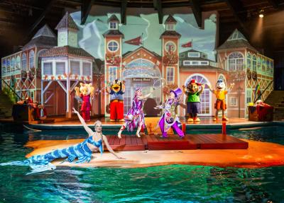 Künstler präsentieren sich auf der schwimmenden Bühne