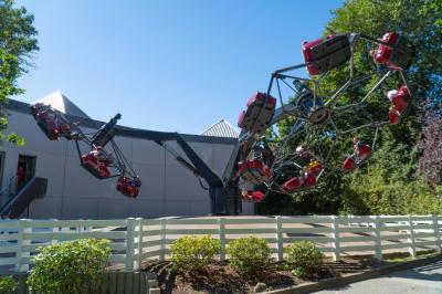 Die Attraktion Wellenreiter lässt die Gondeln an den Armen rotieren und die Arme rotieren auch.