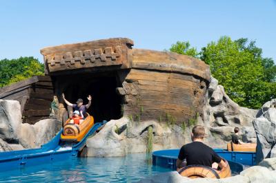 Maximal 2 Personen fahren mit kleinen Booten, die aussehen wie Fässer, eine vorgegebene Strecke.