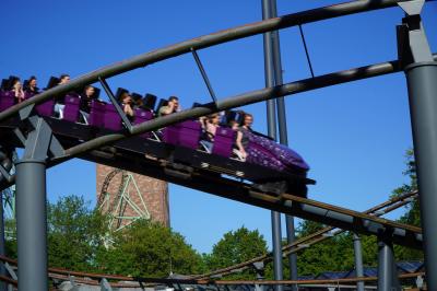 Der Zug der Achterbahn Nessie fährt in den Tunnel ein. Die Gäste halten sich fest oder die Ohren zu.