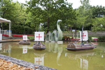 Die Fernlenkschiffe auf dem Wasser. Im Hintergrund ist der Weg zur Achterbahn Nessi.