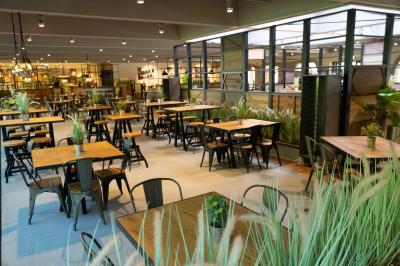 Blick von der Spieleecke zum SB-Bereich in den Gastraum. Ganz viele Tische und Sitzmöglichkeiten.