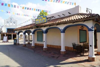 Das Gebäude der Bodega del Mar von außen. Die Fensterläden sind geschlossen.